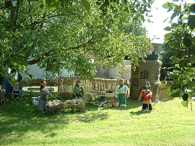 Strohfiguren zum Seeligst&auml;dter Dorffest