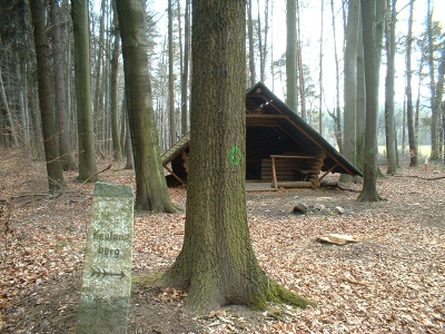 Schutzh&uuml;tte im Wald bei Gr&auml;fenhain am Wanderweg Pulsnitz - Keulenberg - K&ouml;nigsbr&uuml;ck
