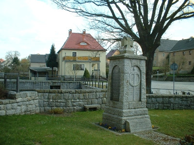 Kriegerdenkmal in Gr&auml;fenhain - erg&auml;nzt um "Opfer der Gewaltherrschaft"
