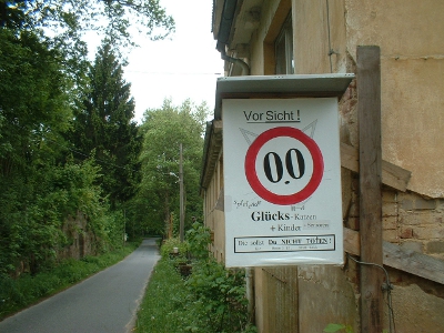 Vorsicht Gl&uuml;ckskatzen und Kinder - die sollst du nicht t&ouml;ten - Warnschild an der Jockelm&uuml;hle im Wesenitztal