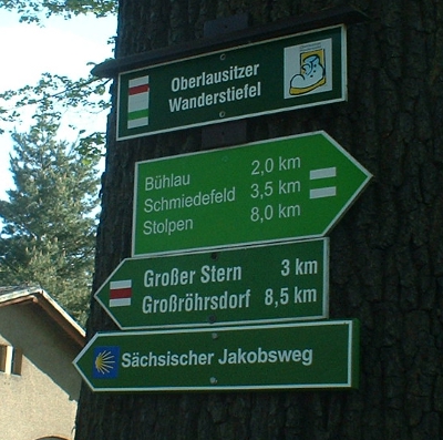 Wegweiser am Bahnhof Gro&szlig;harthau: S&auml;chsischer Jakobsweg, Oberlausitzer Wanderstiefel